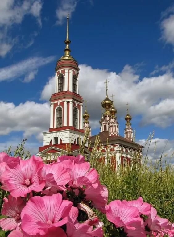 храм на фоне цветов фото