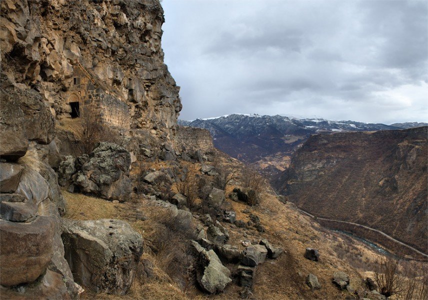 храм в скале армения фото