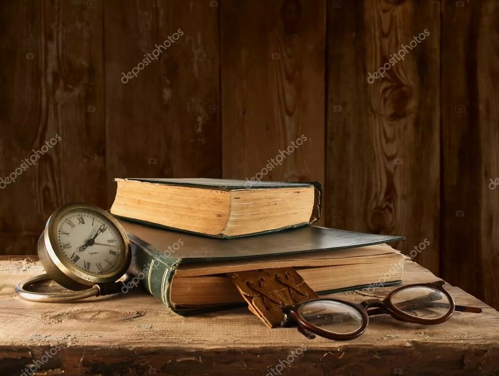 книги старинное с очками фото