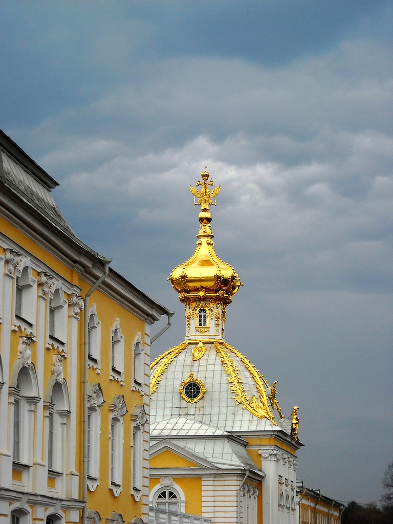 корпус под гербом большого петергофского дворца фото