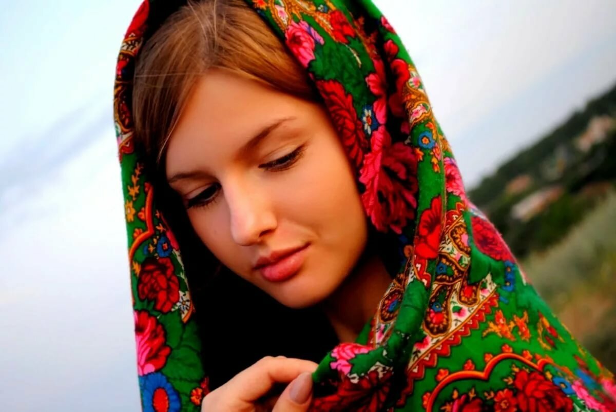 красивая девушка в платке фото