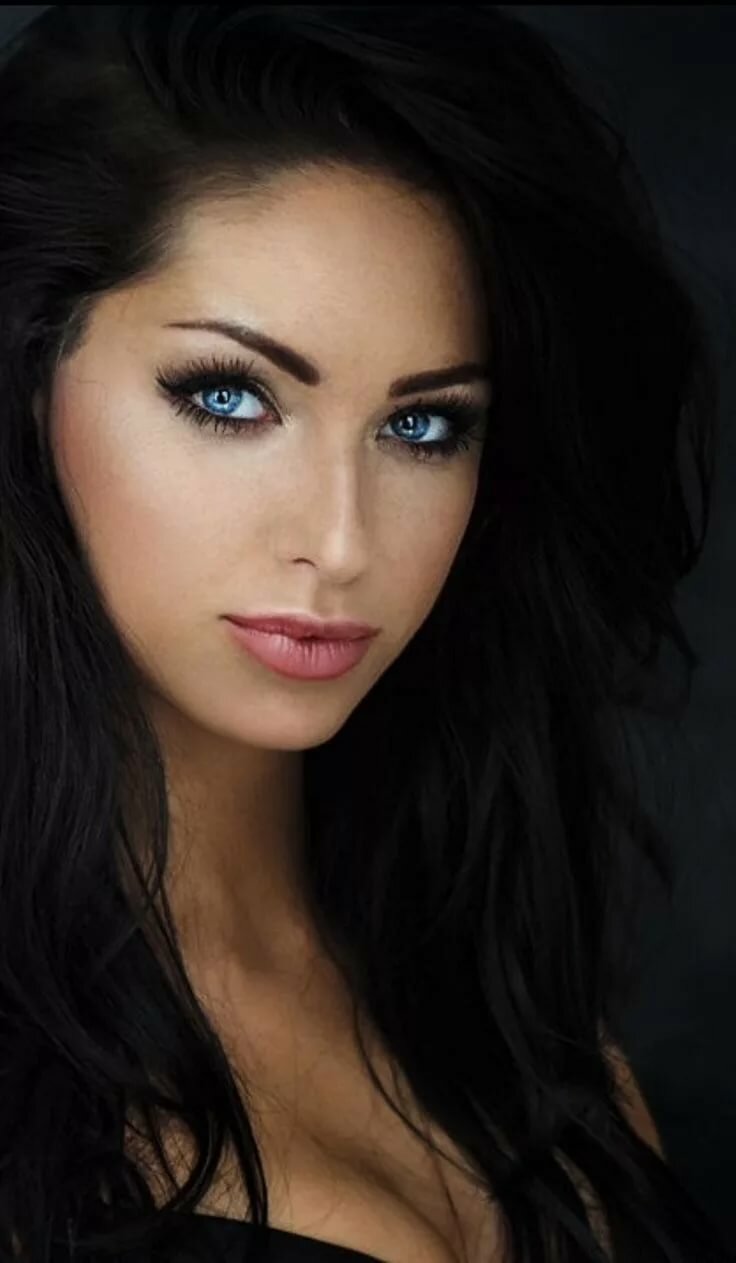красивая зеленоглазая брюнетка фото