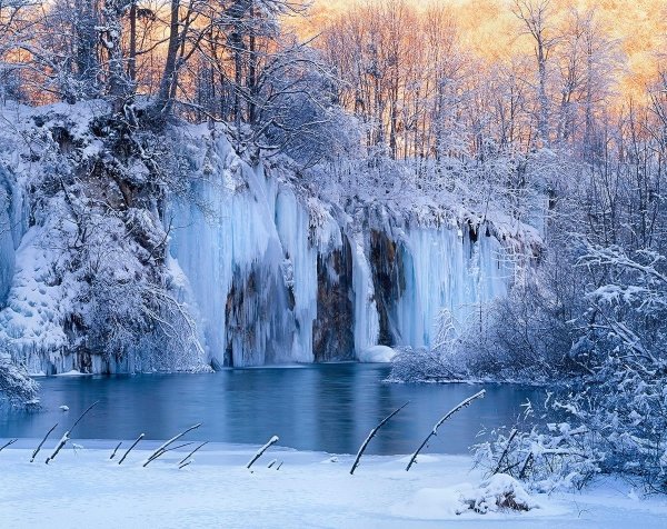красивые зимние картинки водопад фото