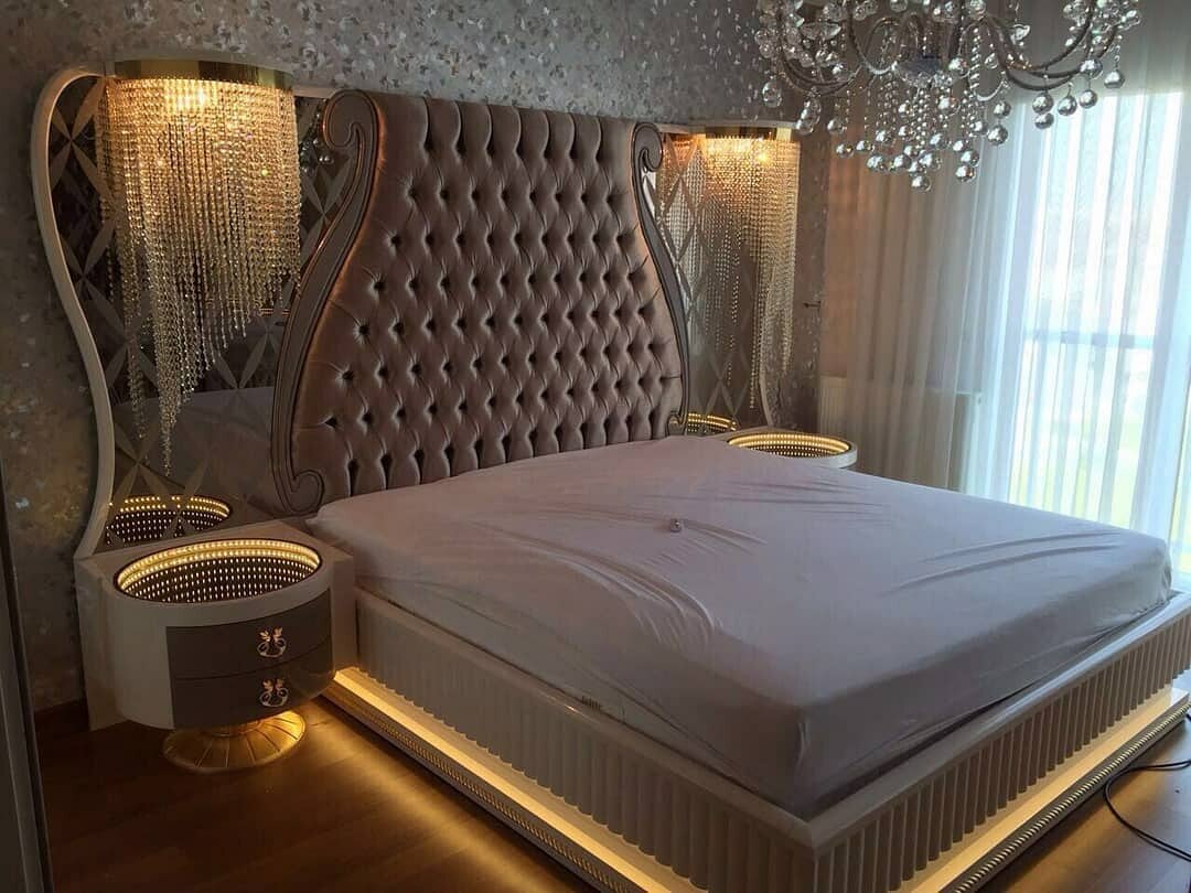 кровать с высоким мягким изголовьем фото