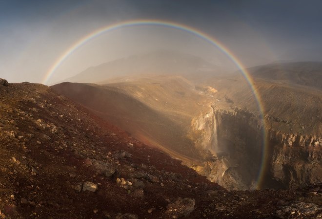круглая радуга в горах фото