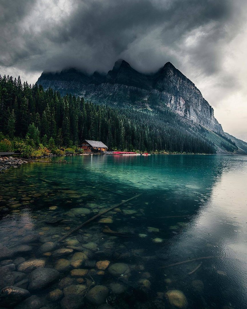 lake louise, alberta канады фото