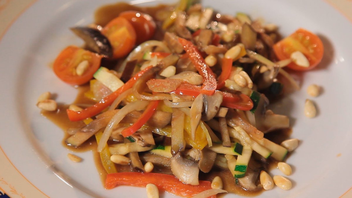 лапша удон с морепродуктами и овощами фото