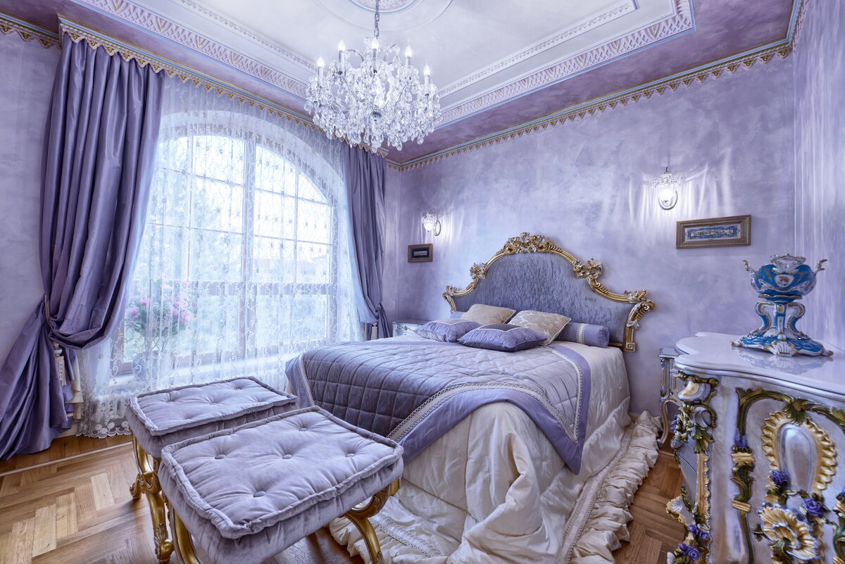 лавандовые обои в интерьере спальни фото