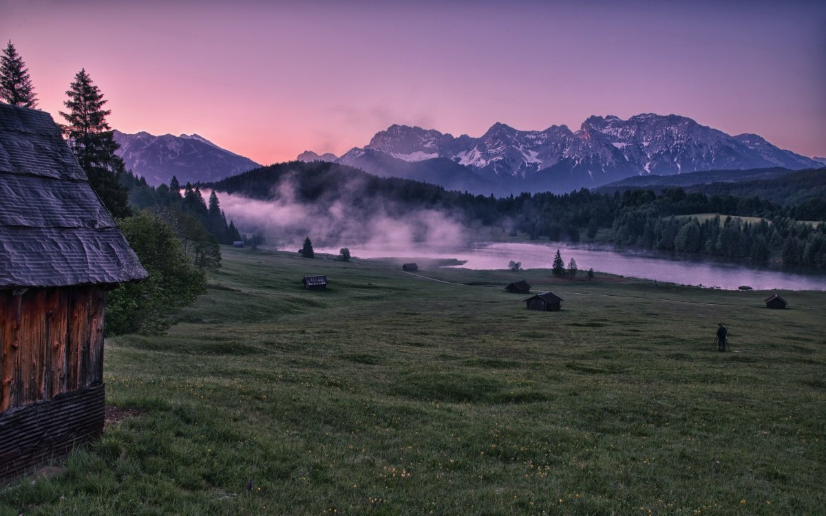 лес горы домик туман фото