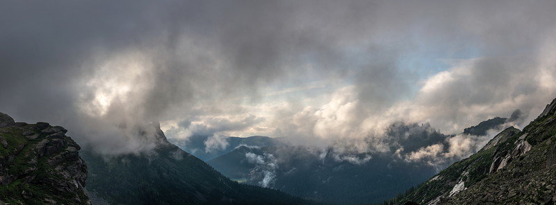 лес в горах облака туман фото