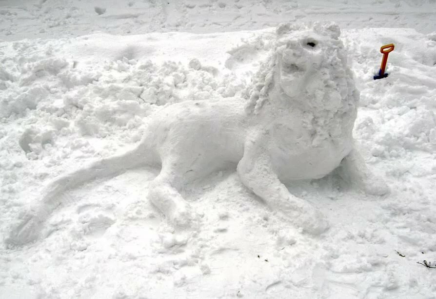 лев из снега фото