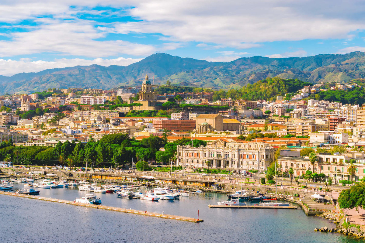 messina, sicily, italy фото