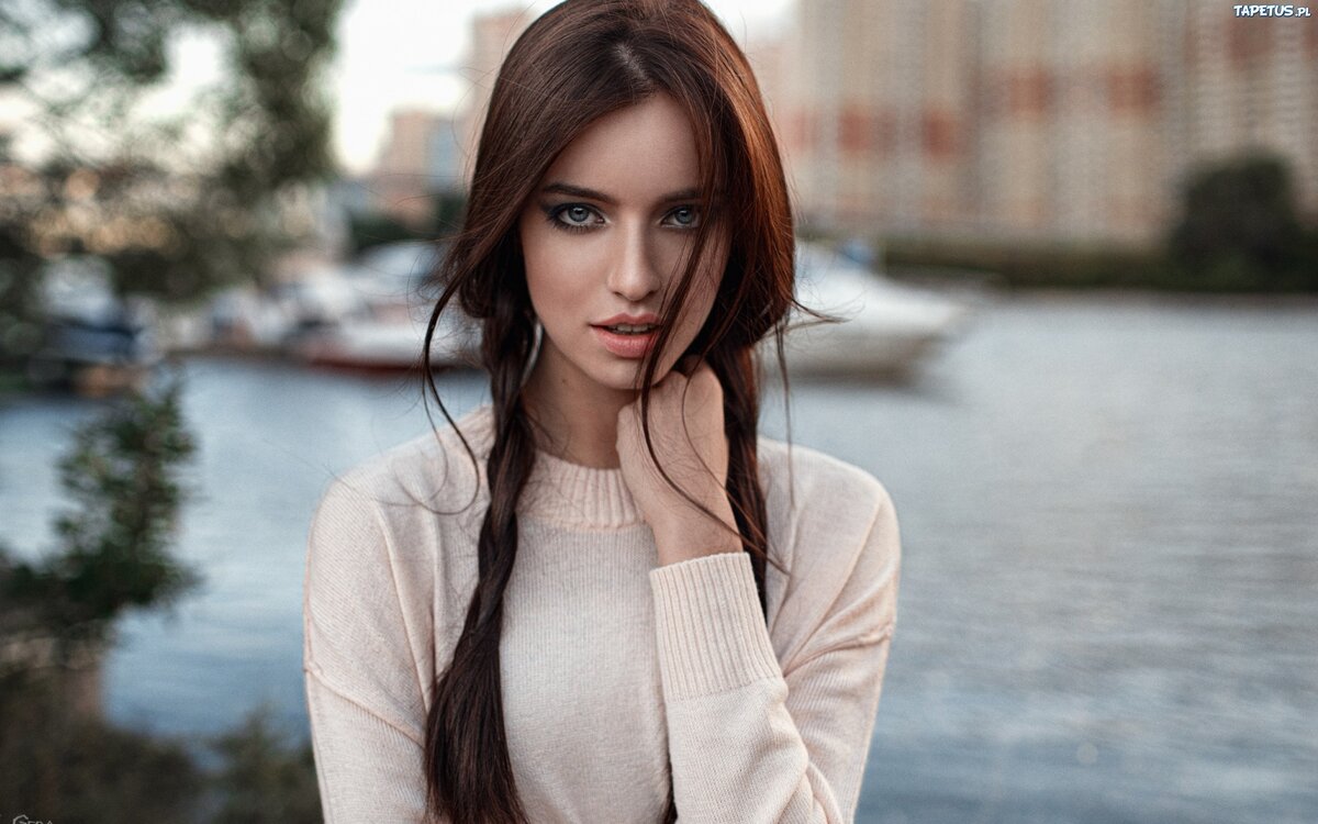 милая девушка шатенка фото