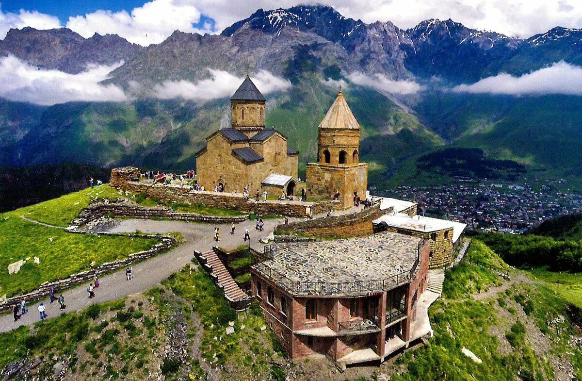 монастырь гергети грузия фото