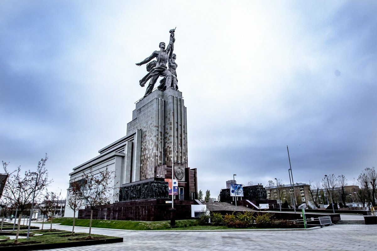 монумент рабочий и колхозница фото