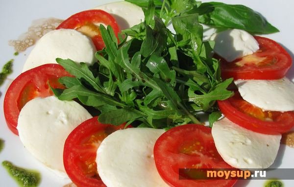 моцарелла с рукколой и помидорами фото