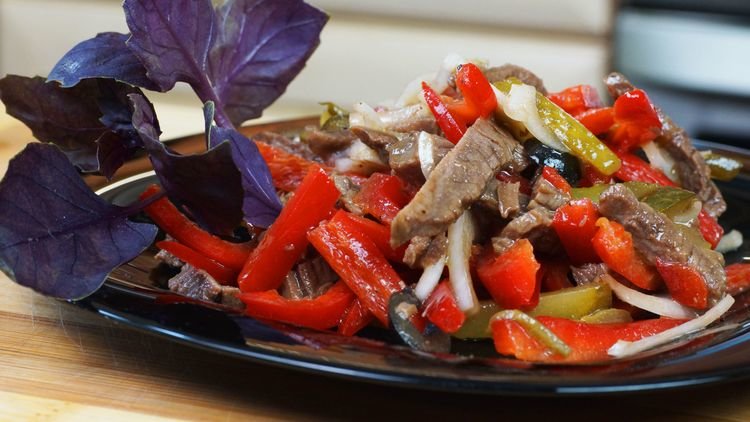 мясной салат с овощами фото