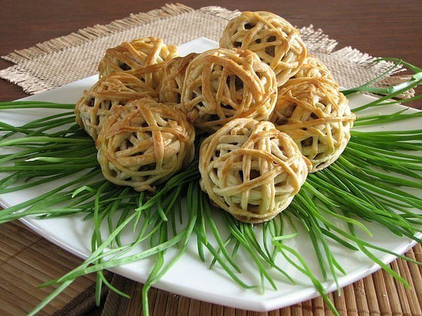 мясные клубочки в слоеном тесте фото
