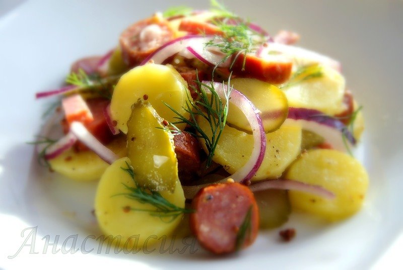 немецкий салат с картофелем и колбасками фото