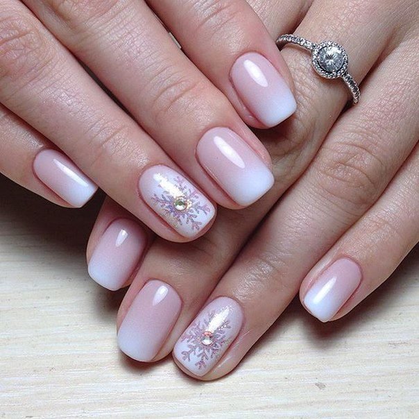 нежный новогодний маникюр на короткие ногти фото