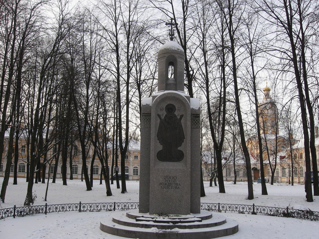 памятник «2000 лет от рождества христова» в александро-невской лавре фото