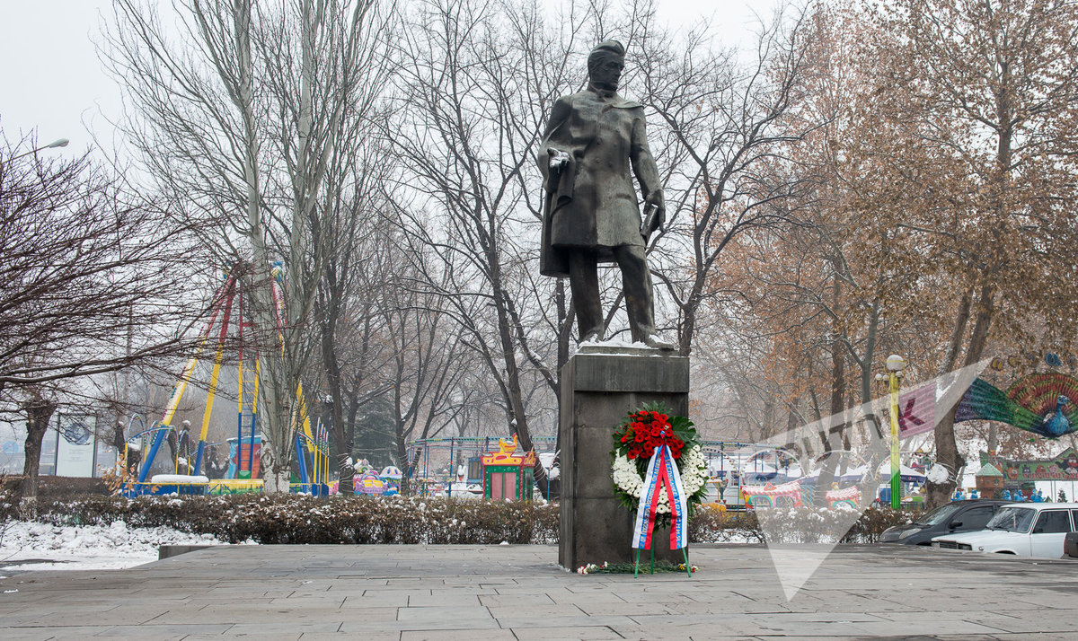 памятник грибоедову в ереване фото