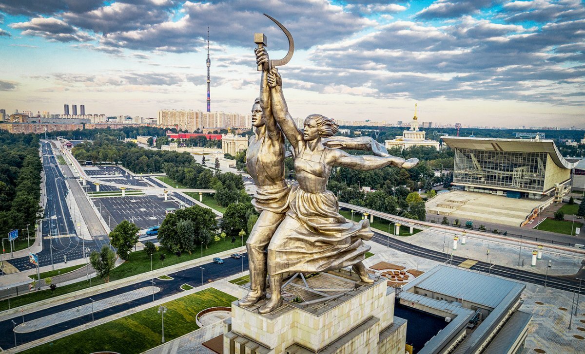 памятник на вднх рабочий и колхозница фото