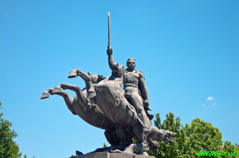 памятник зоравар андранику в ереване фото