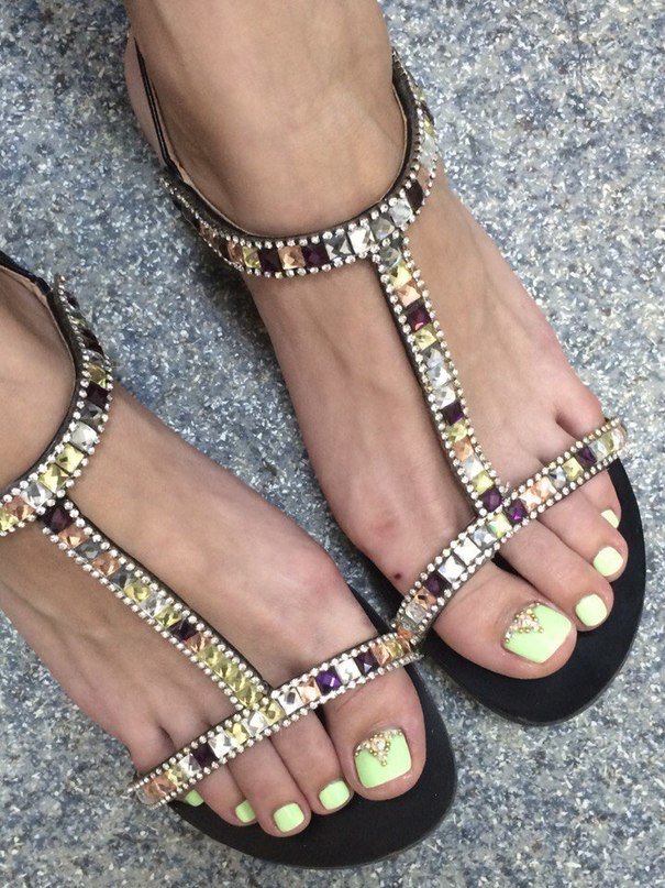 womens feet in sandals фото
