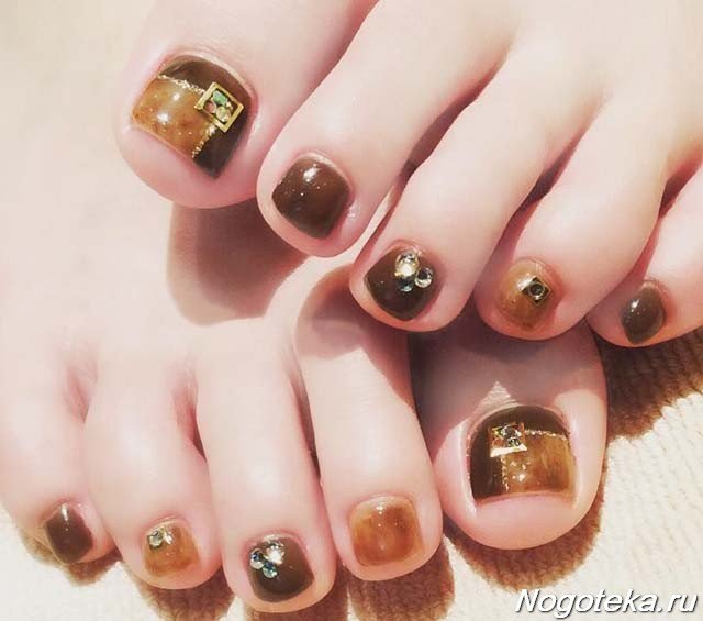 педикюр черный с золотым фото