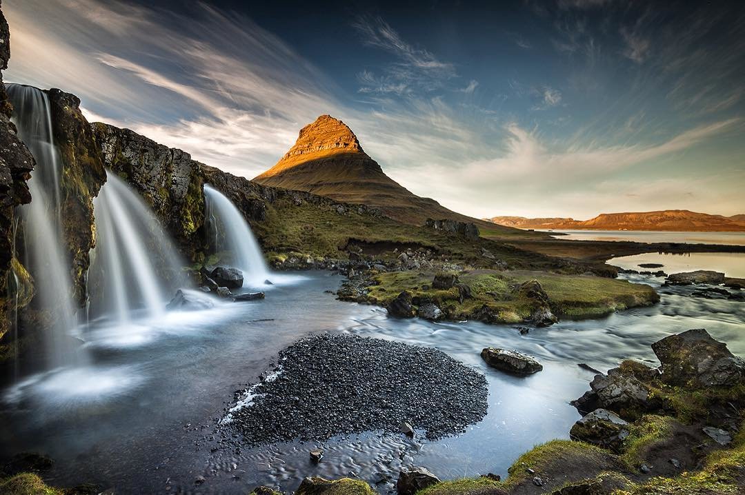 пейзаж горы и водопад фото