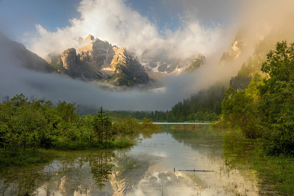 пейзаж горы лес и вода фото
