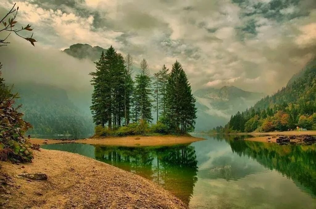 пейзаж горы лес и вода фото