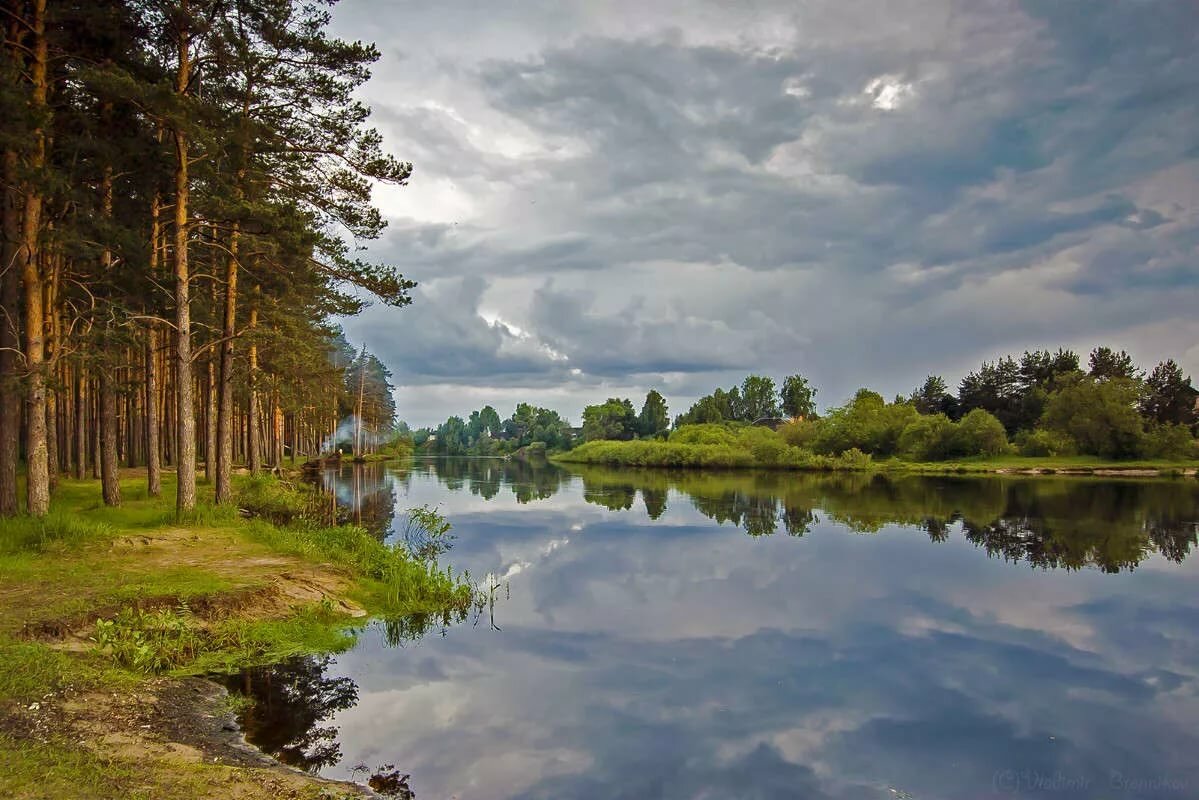 пейзаж с деревней и рекой фото