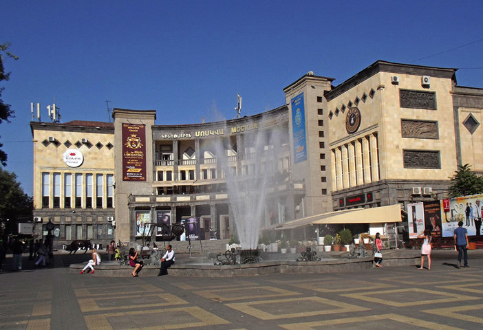 площадь шарля азнавура в ереване фото