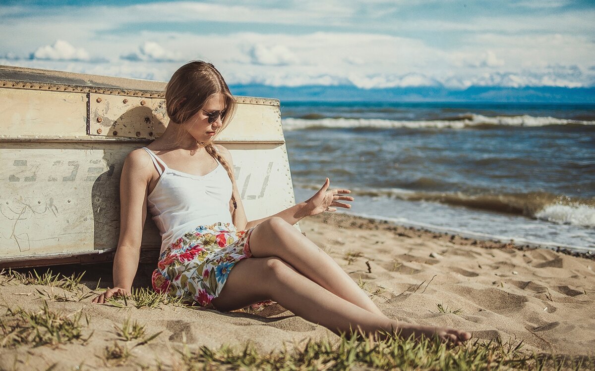 пляж море песок девушки фото