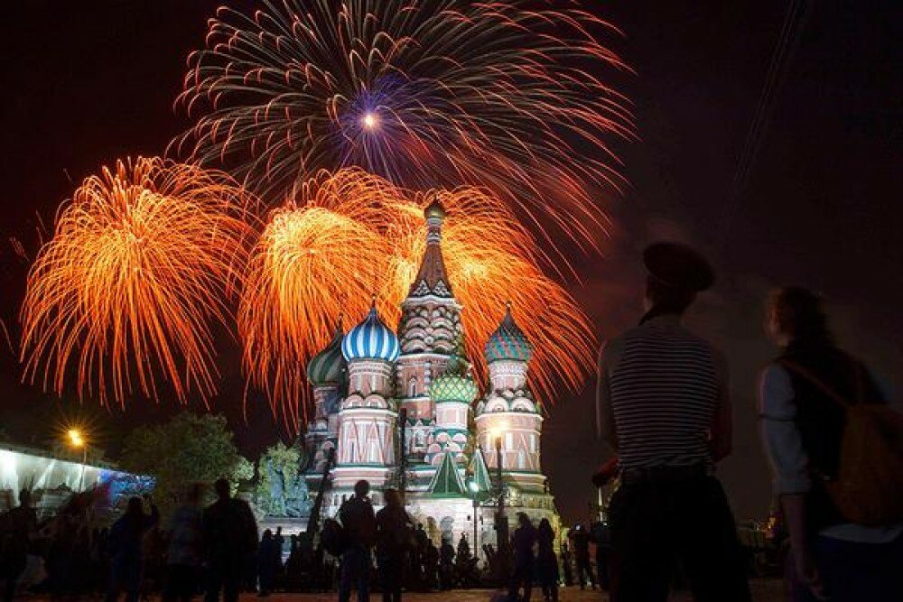 праздничные салюты в москве фото