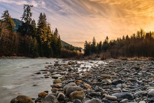 природа с речкой и камнями фото