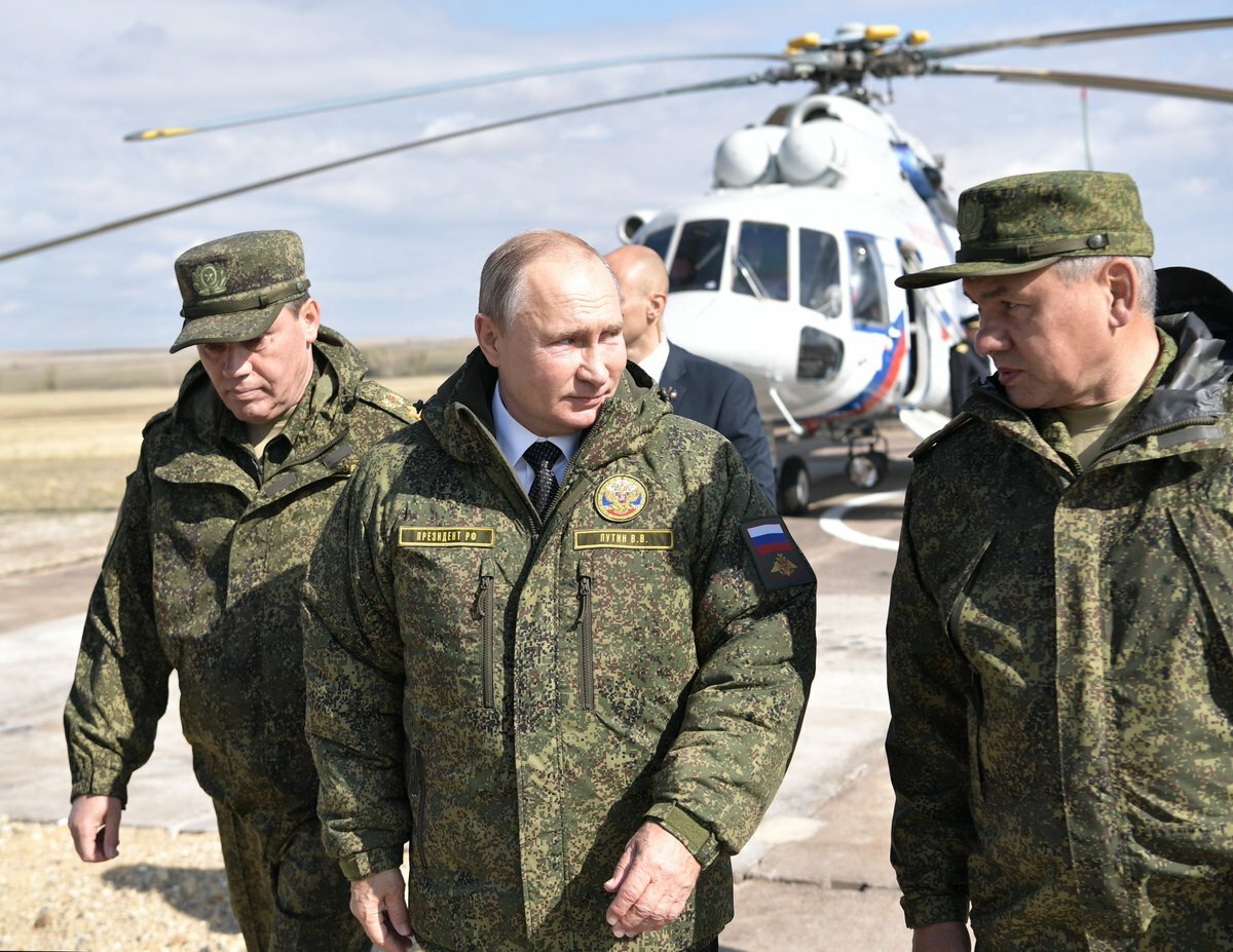 путин на учениях центр 2019 фото