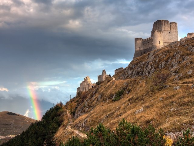 развалины замков в горах фото