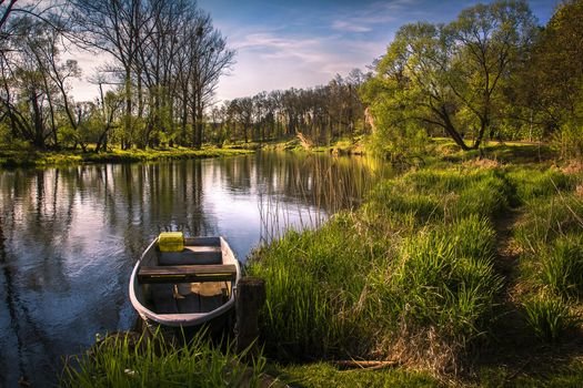 речной пейзаж с лодкой фото