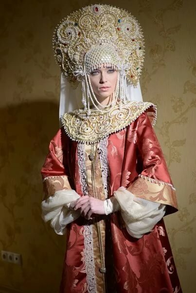 русский народный костюм боярыня фото