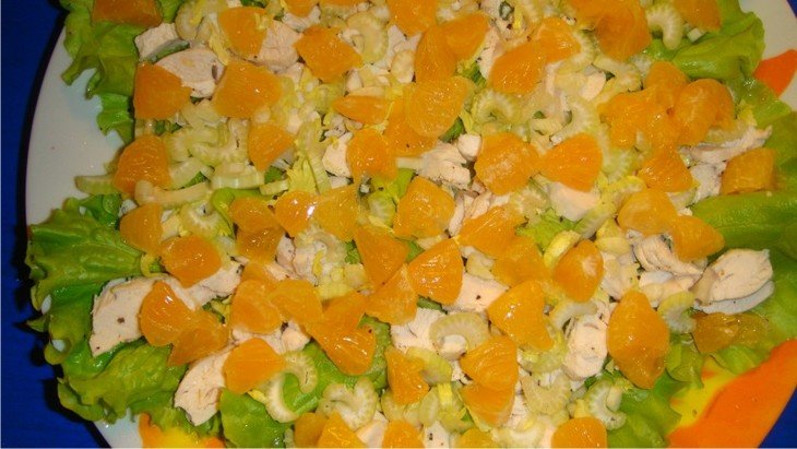 салат из куриного филе с мандаринами фото