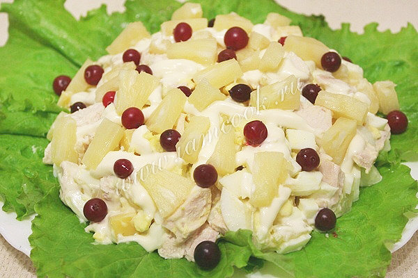 салат из курицы с ананасами и сыром фото