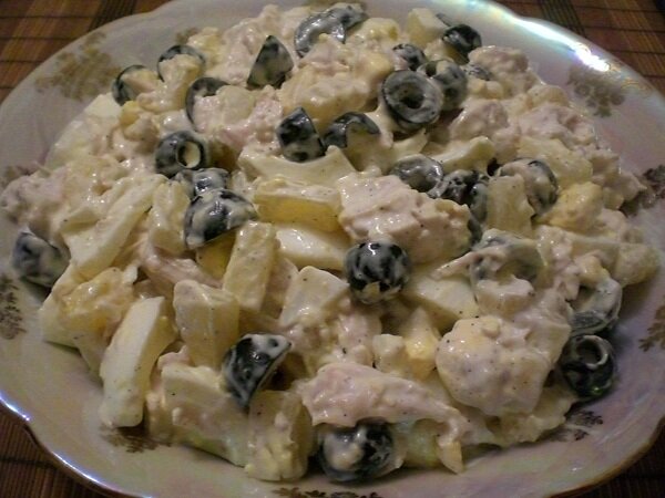 салат из курицы с ананасом и маслинами фото