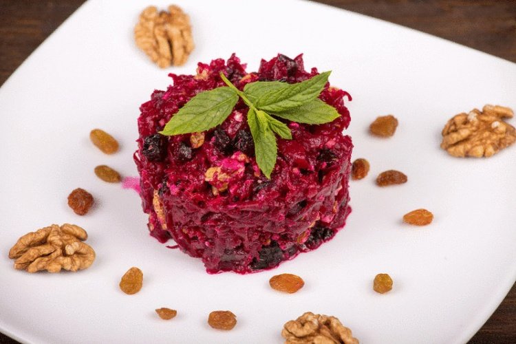 салат из свеклы с черносливом и грецкими орехами фото