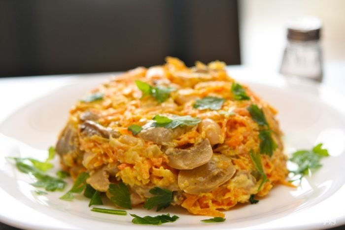 салат из жареной моркови шампиньонов и сыра фото