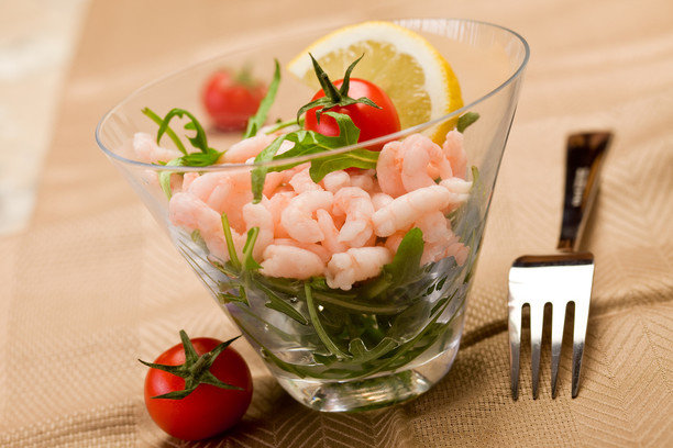 салат коктейль из морепродуктов фото