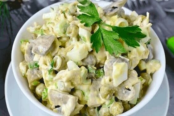 салат курица грибы огурец соленый фото