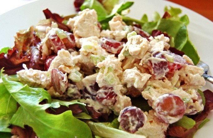 салат курица с виноградом и сыром и грецкими орехами фото